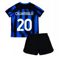 Maglie da calcio Inter Milan Hakan Calhanoglu #20 Prima Maglia Bambino 2023-24 Manica Corta (+ Pantaloni corti)